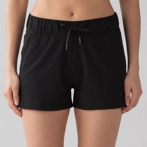 Lululemon On the Fly Mid-Rise Short 2.5”
